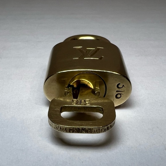 Louis Vuitton lock and key # 316 - Picture 3 of 3